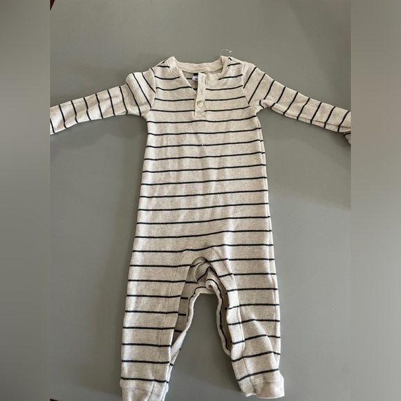 Old navy NWT bundle of onesies and one pieces - Picture 3 of 5